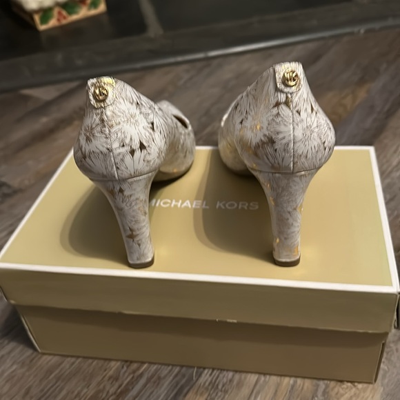 Michael Kors gold and whites pumps - Picture 4 of 5